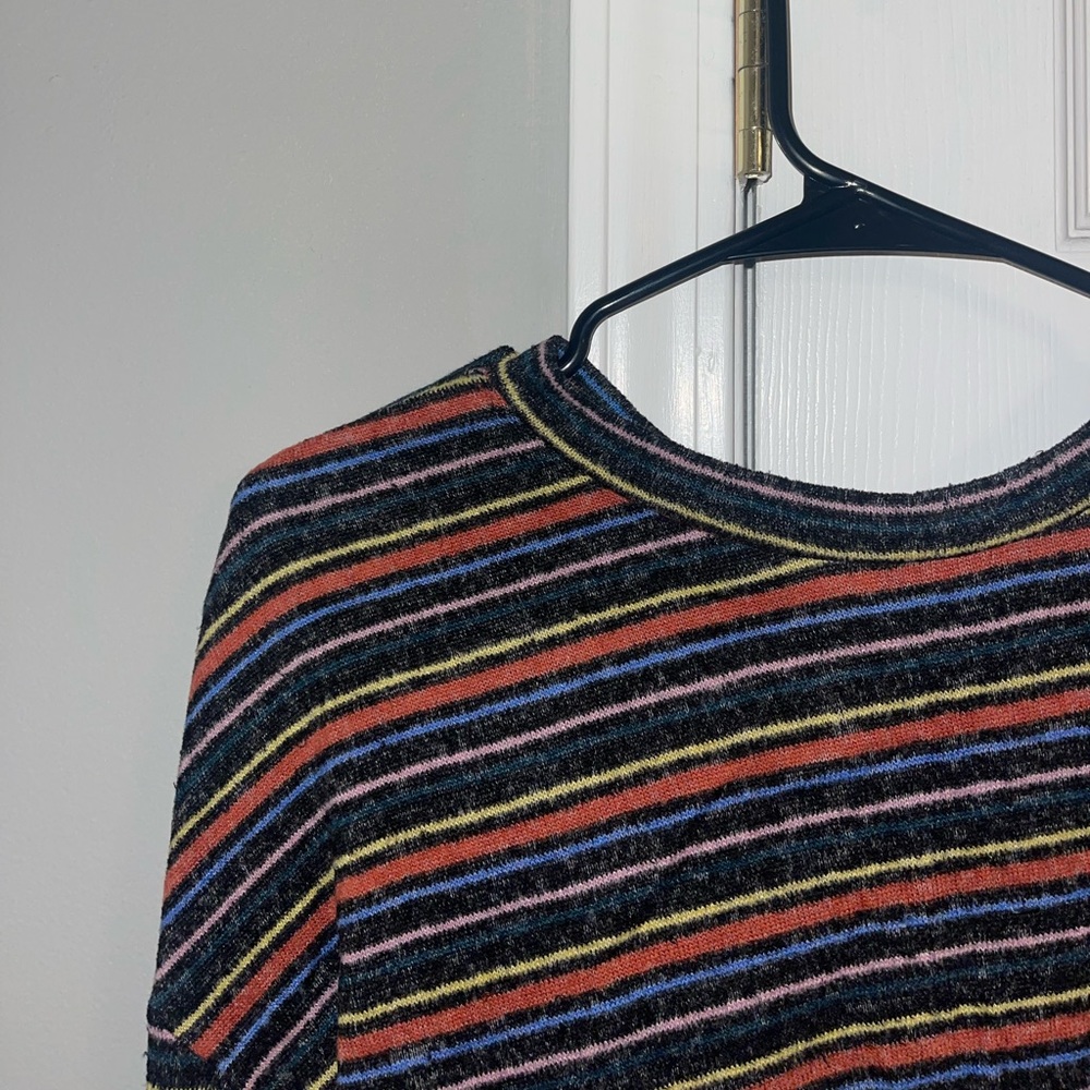 Long sleeve cropped light sweater